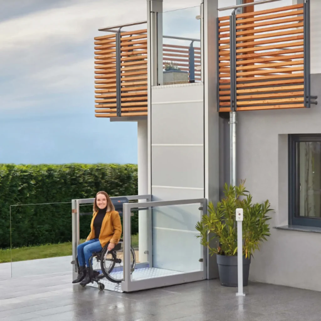 Plattformlift für Rollstühle am Außengebäude